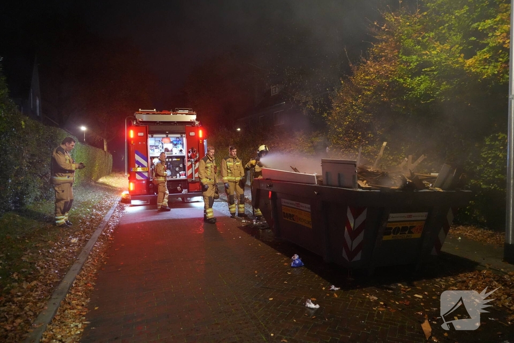 Containerbrand in de nacht onder controle