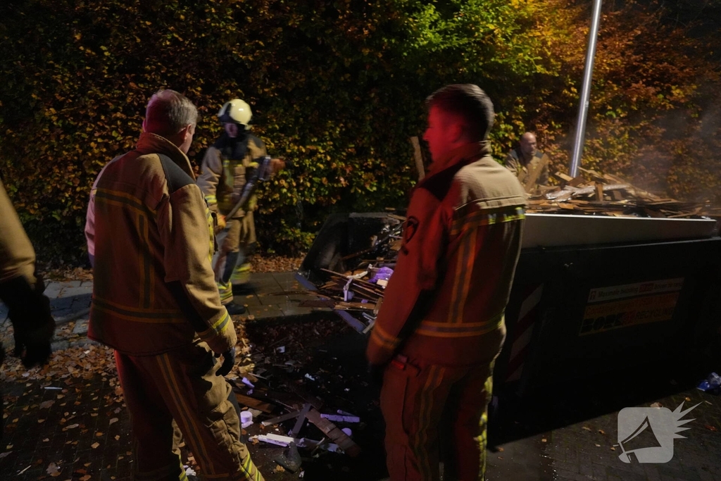 Containerbrand in de nacht onder controle
