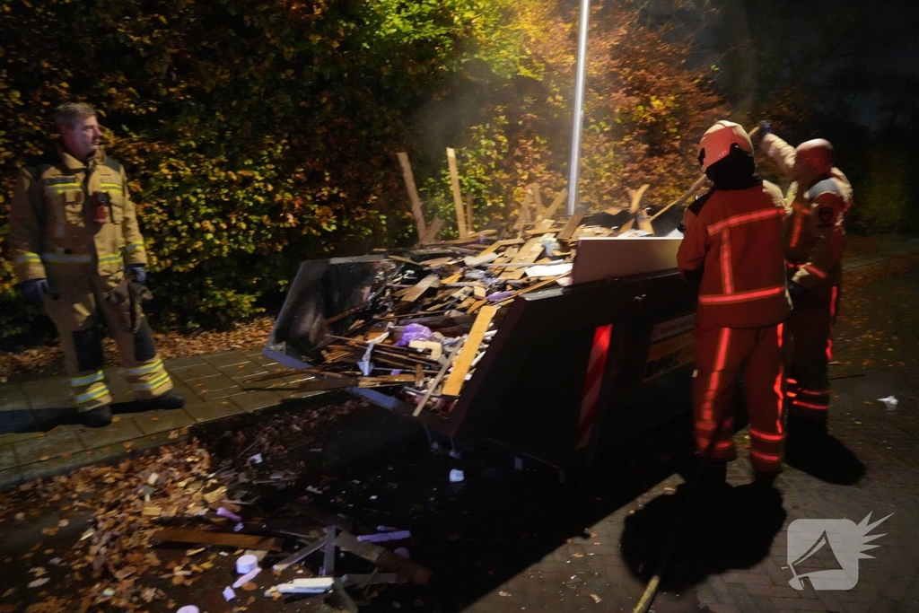 Containerbrand in de nacht onder controle