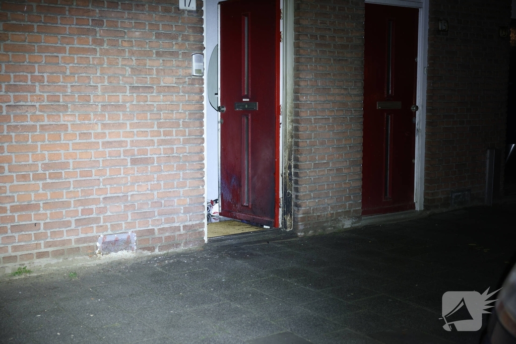 Onderzoek nadat explosie voordeur beschadigt