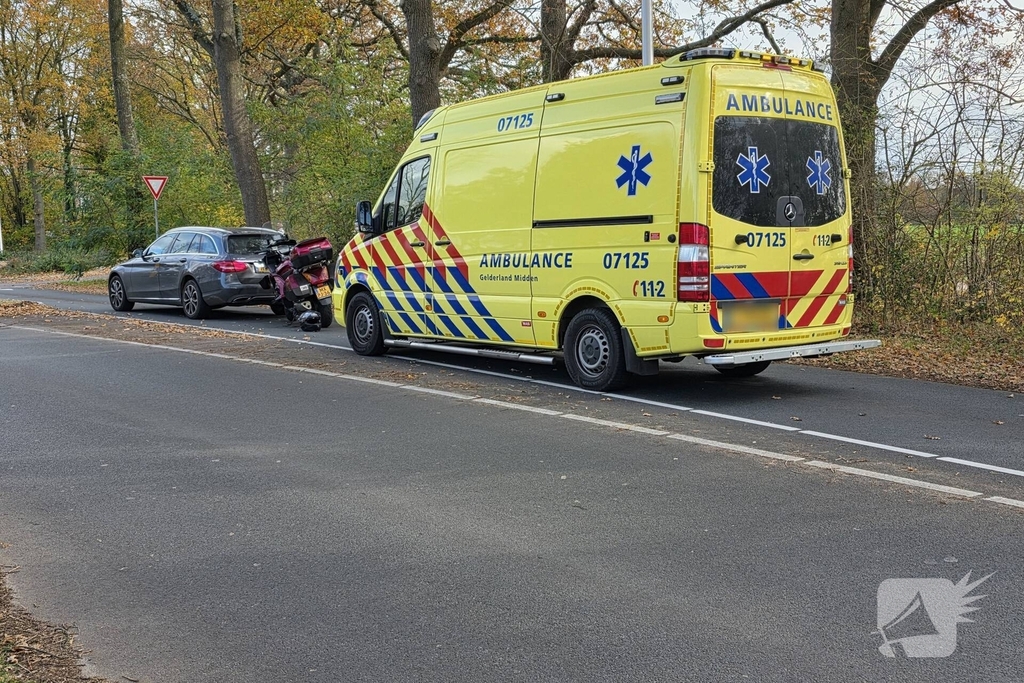 Motorrijder botst achterop auto