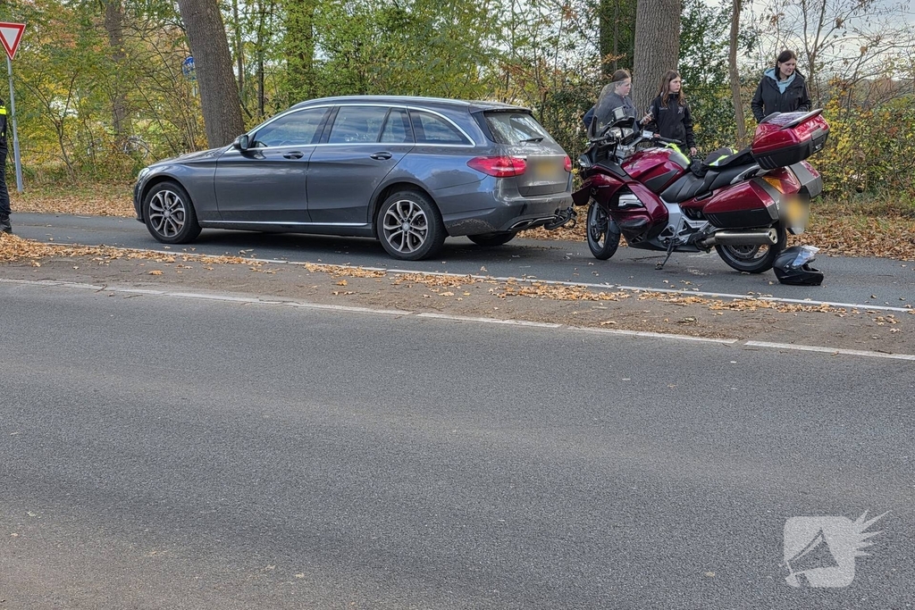Motorrijder botst achterop auto