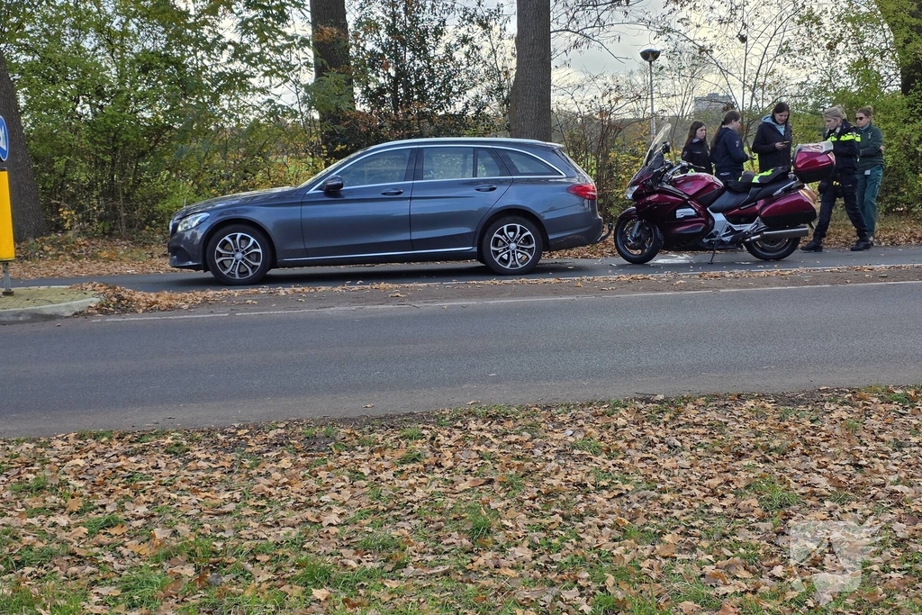 Motorrijder botst achterop auto