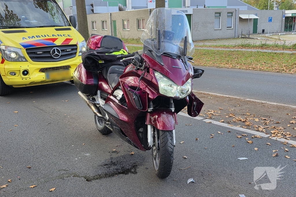 Motorrijder botst achterop auto