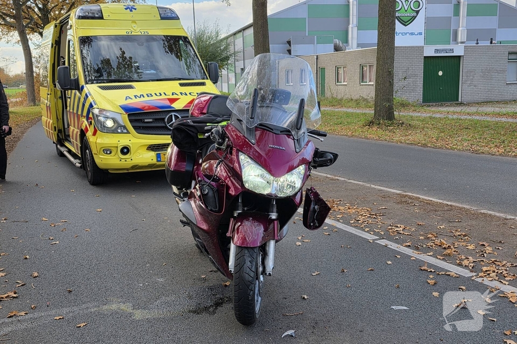 Motorrijder botst achterop auto
