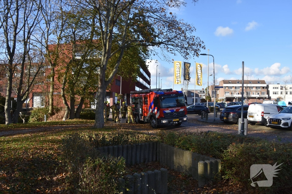 Prullenbak vat vlam door vuurwerk