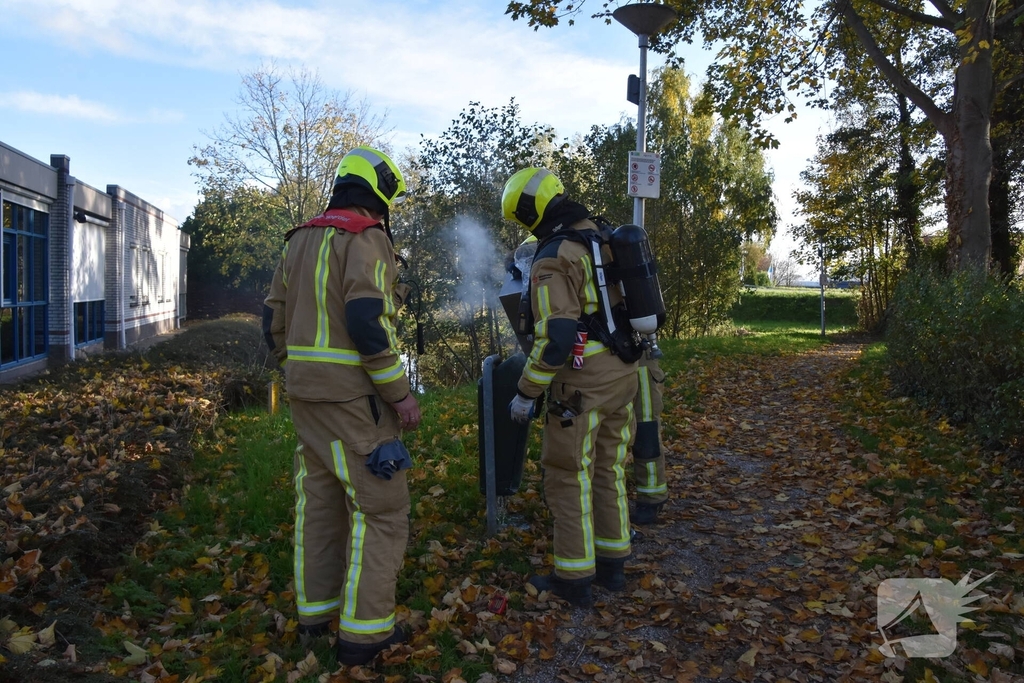 Prullenbak vat vlam door vuurwerk