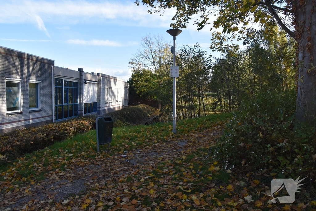 Prullenbak vat vlam door vuurwerk