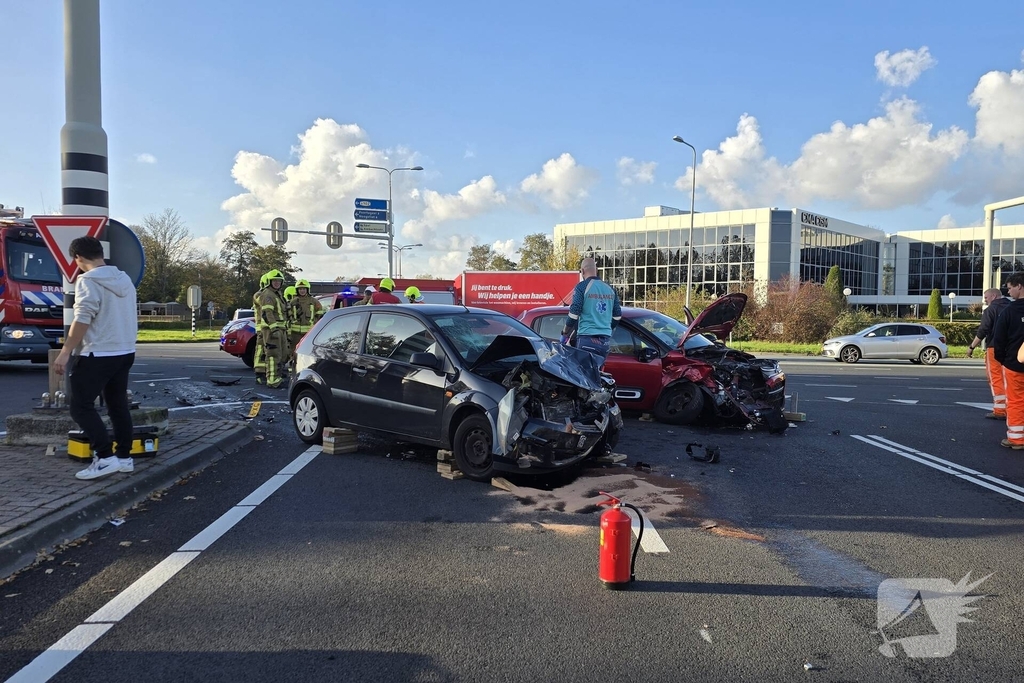 Flinke ravage bij frontale botsing op kruising