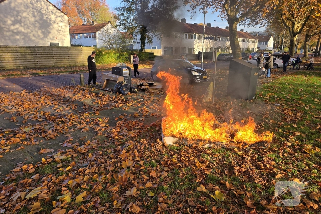Buitenbrand veroorzaakt hoge vlammen