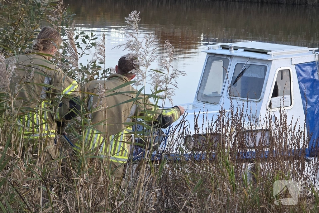 Brandweer helpt stuurloze boot