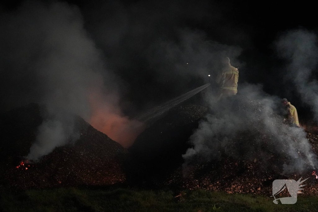 Buitenbrand in houtsnippers opnieuw gewekt