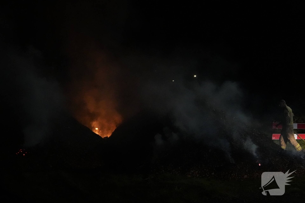 Buitenbrand in houtsnippers opnieuw gewekt