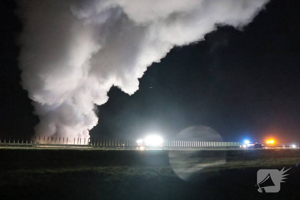 Auto vliegt in brand op snelweg