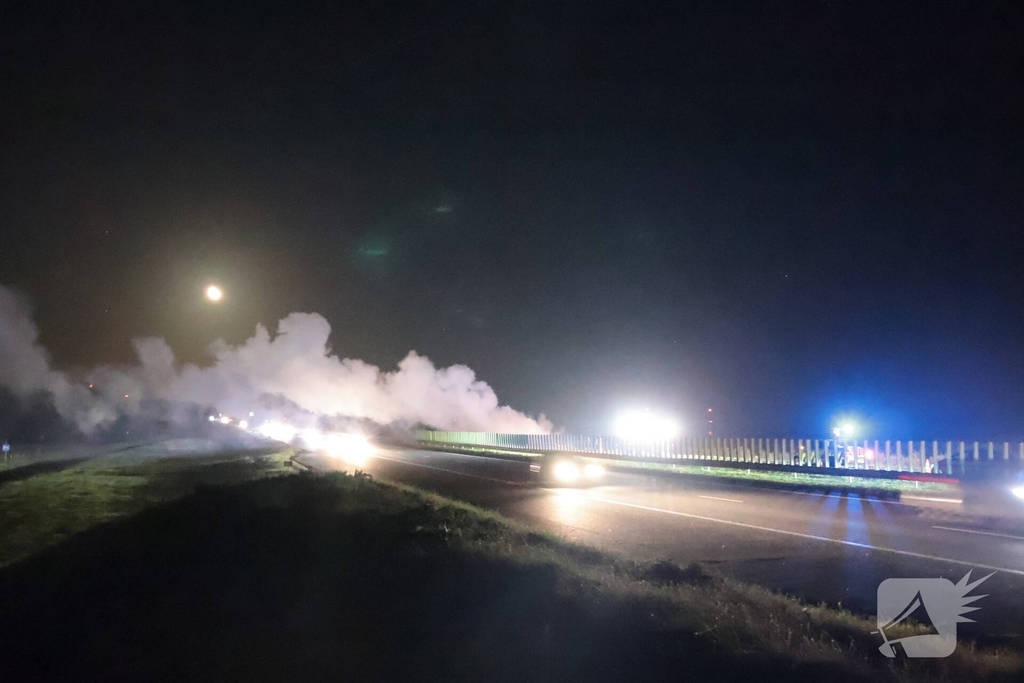 Auto vliegt in brand op snelweg