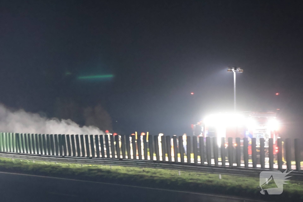 Auto vliegt in brand op snelweg