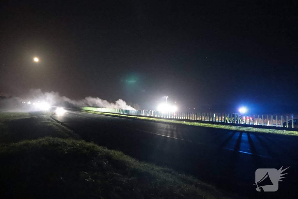 Auto vliegt in brand op snelweg