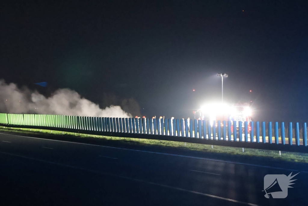 Auto vliegt in brand op snelweg