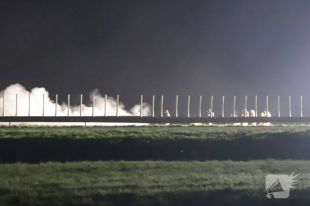 Auto vliegt in brand op snelweg