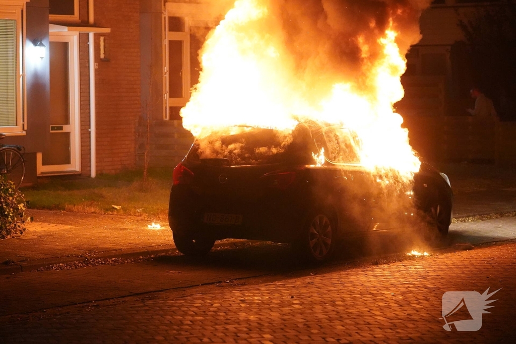 Auto volledig verwoest door brand