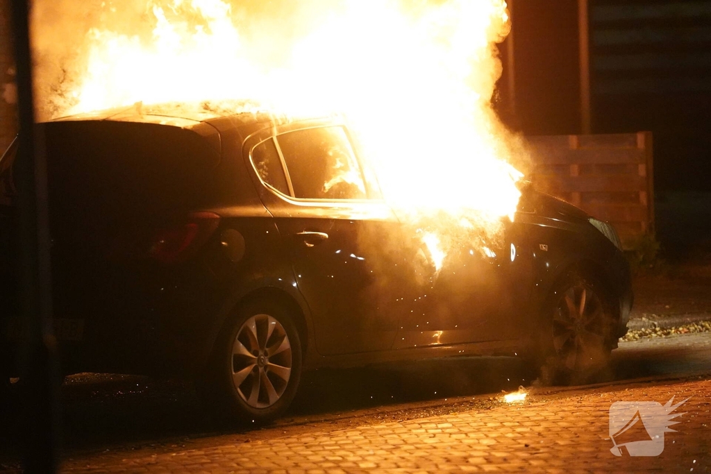 Auto volledig verwoest door brand