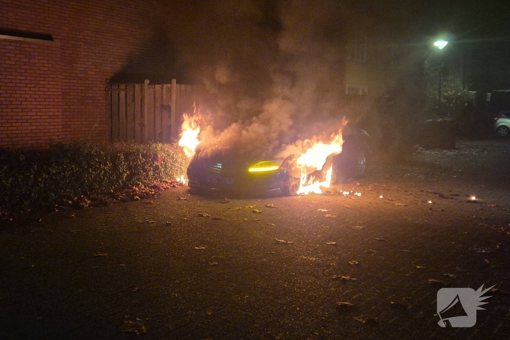 Politie onderzoekt oorzaak van autobrand