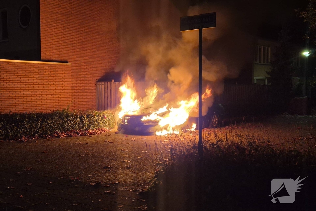 Politie onderzoekt oorzaak van autobrand