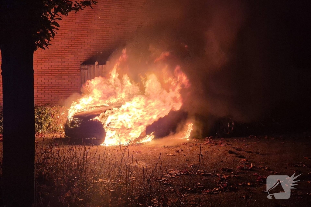 Politie onderzoekt oorzaak van autobrand