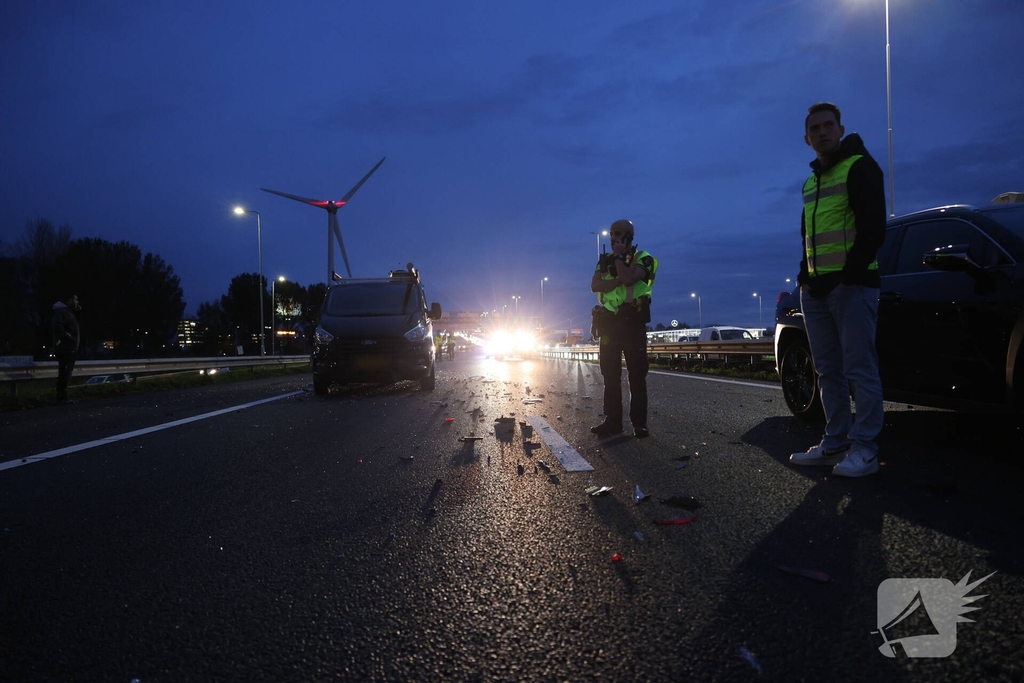 Zwaargewonden bij kettingbotsing op snelweg