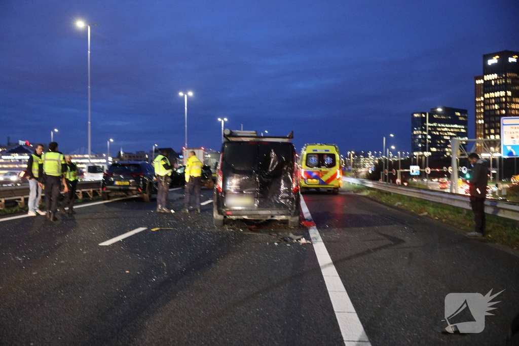 Zwaargewonden bij kettingbotsing op snelweg