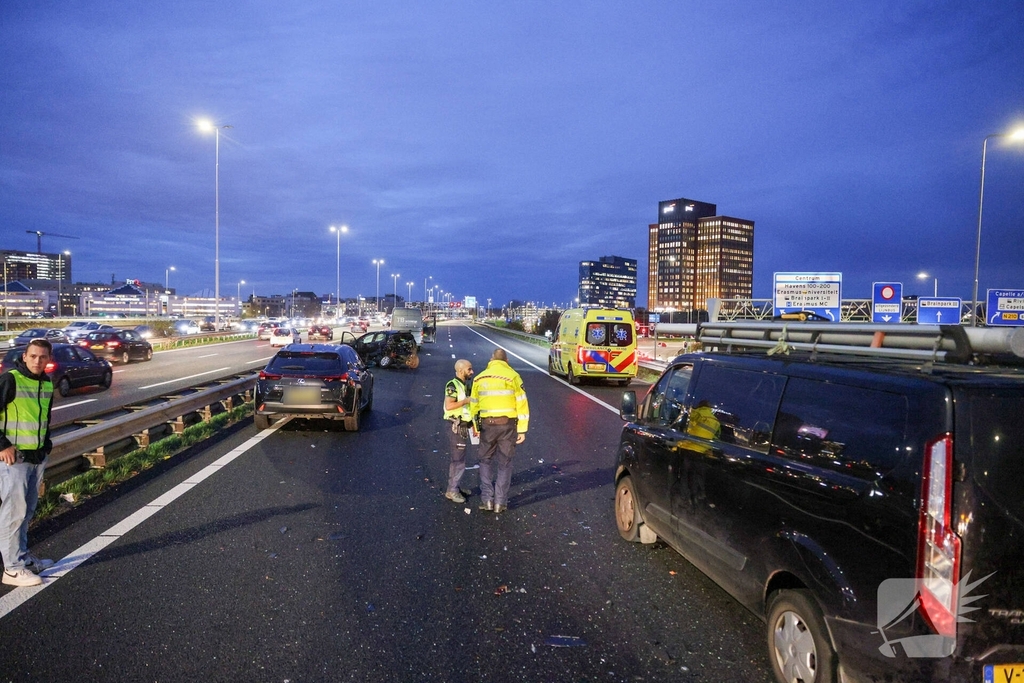 Zwaargewonden bij kettingbotsing op snelweg