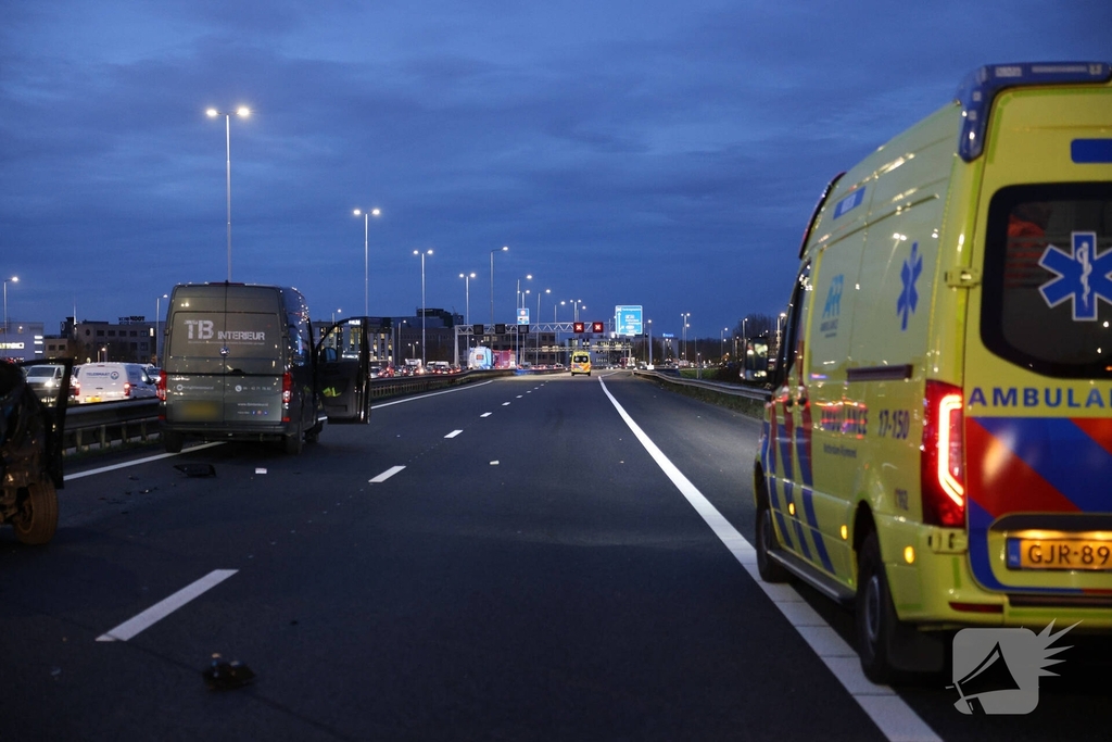 Zwaargewonden bij kettingbotsing op snelweg