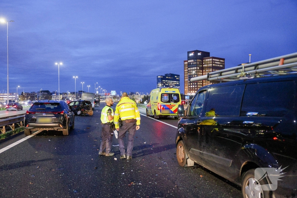 Zwaargewonden bij kettingbotsing op snelweg