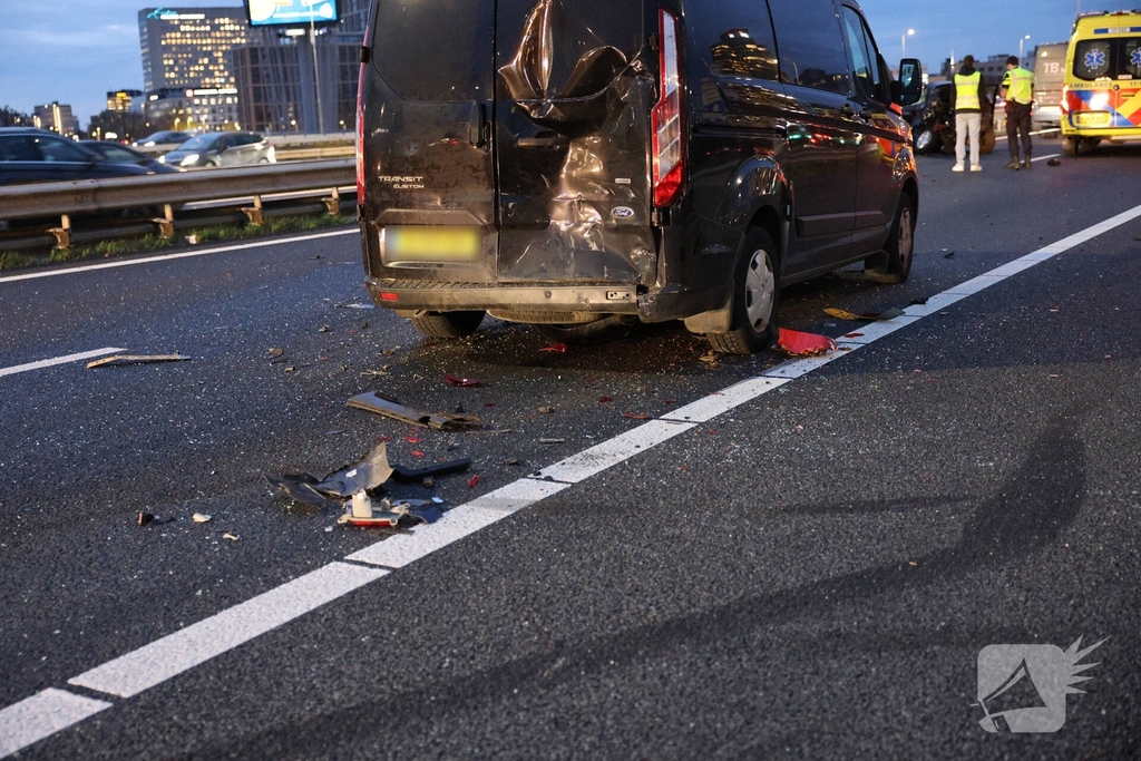 Zwaargewonden bij kettingbotsing op snelweg