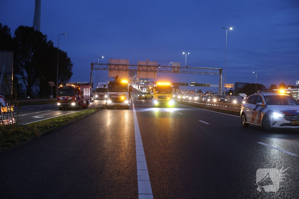 Zwaargewonden bij kettingbotsing op snelweg