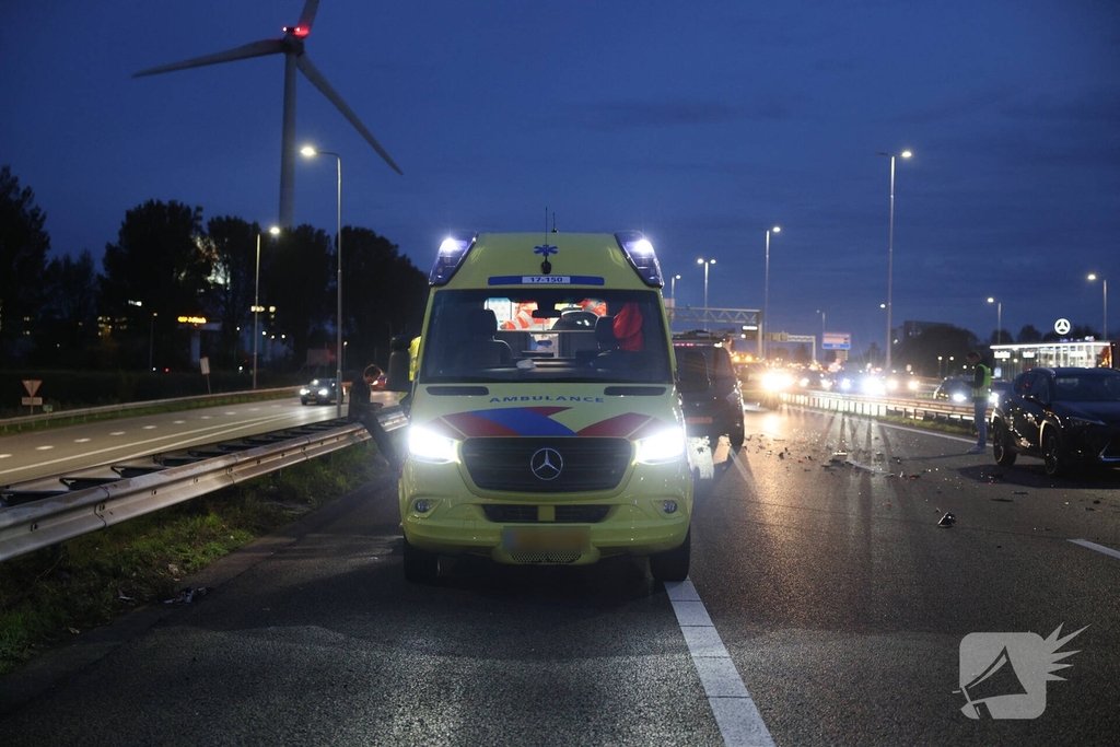 Zwaargewonden bij kettingbotsing op snelweg