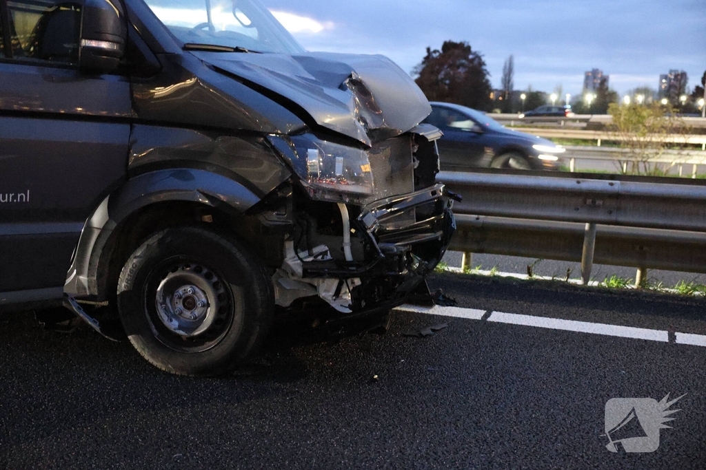 Zwaargewonden bij kettingbotsing op snelweg