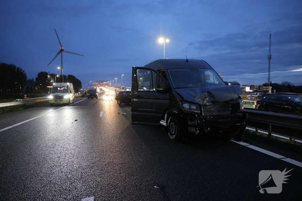Zwaargewonden bij kettingbotsing op snelweg