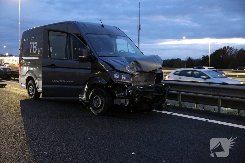 Zwaargewonden bij kettingbotsing op snelweg