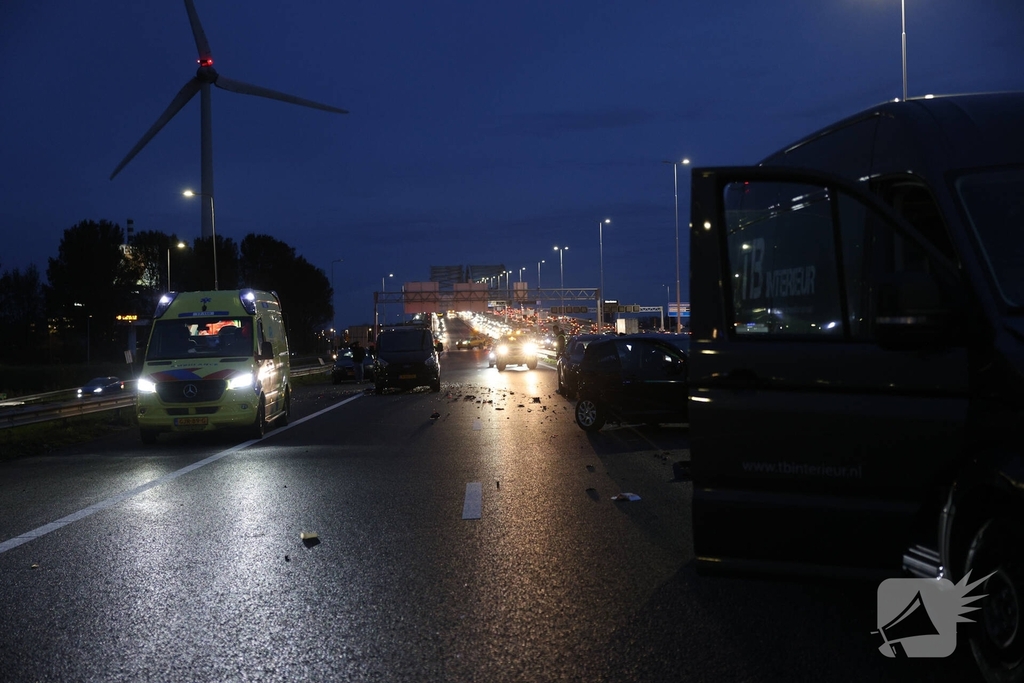 Zwaargewonden bij kettingbotsing op snelweg
