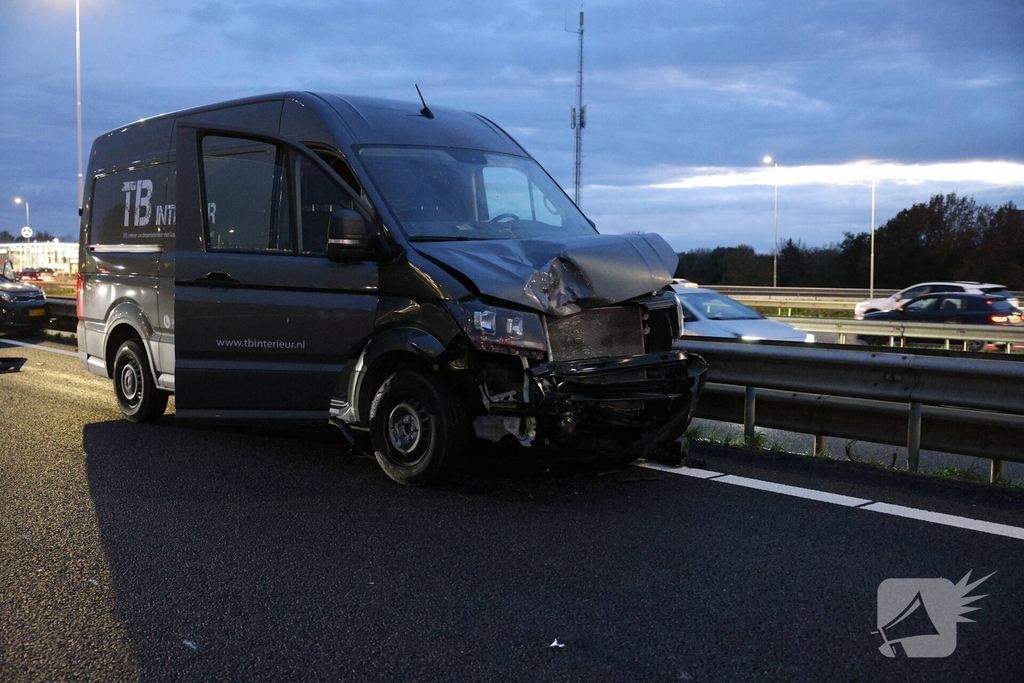 Zwaargewonden bij kettingbotsing op snelweg