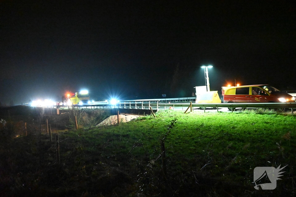 Vuilniswagen lekt olie op snelweg