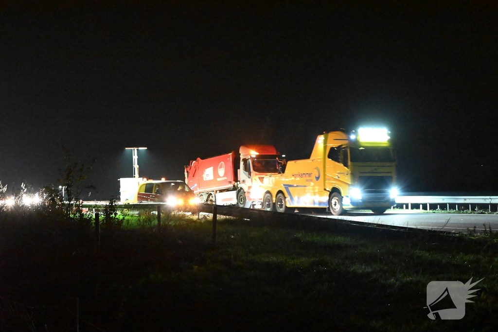 Vuilniswagen lekt olie op snelweg