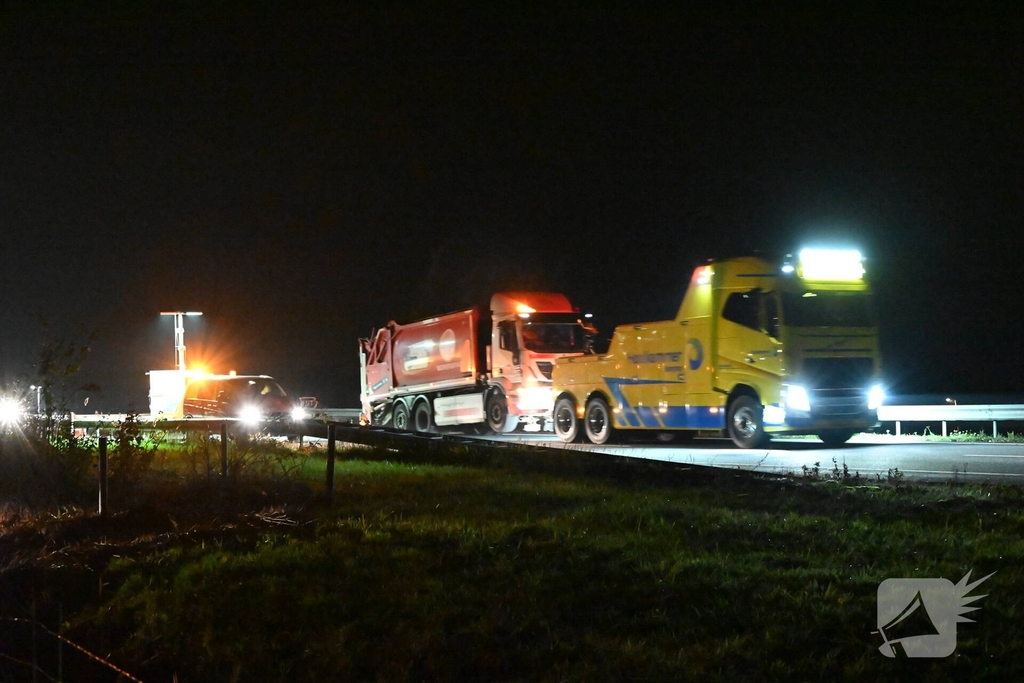 Vuilniswagen lekt olie op snelweg