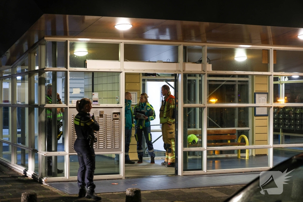 Woningbrand leidt tot ziekenhuisopname en politieonderzoek