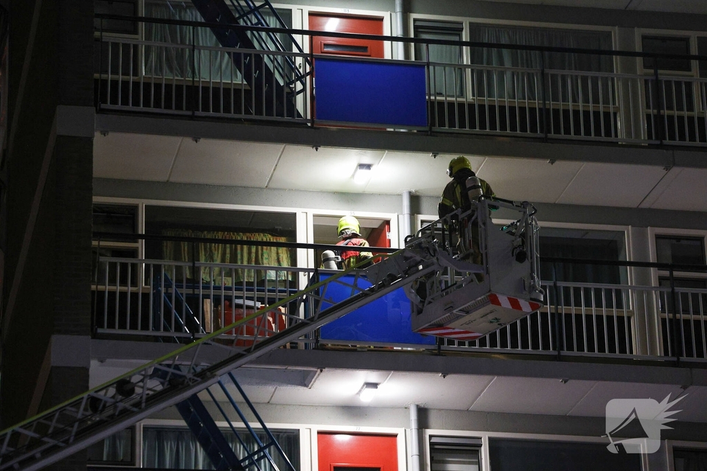 Woningbrand leidt tot ziekenhuisopname en politieonderzoek