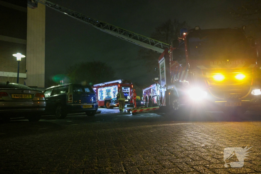 Woningbrand leidt tot ziekenhuisopname en politieonderzoek