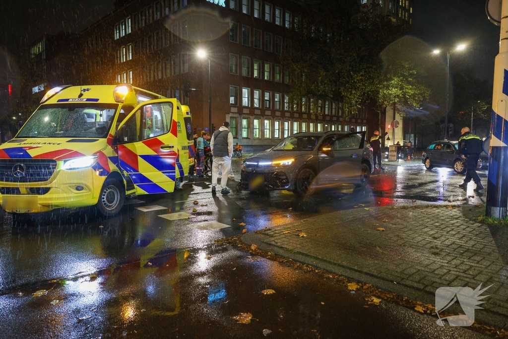 Scooter van Thuisbezorgd botst op auto