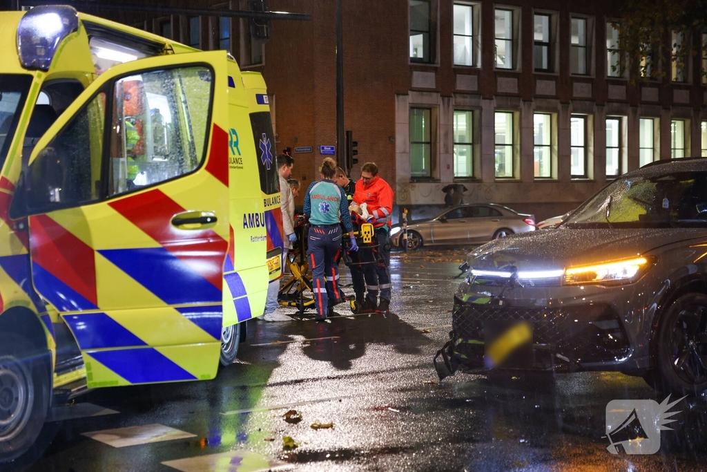 Scooter van Thuisbezorgd botst op auto