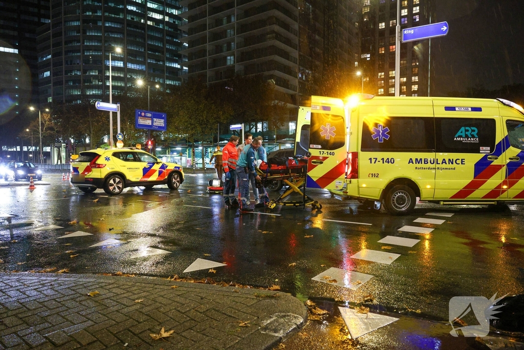 Scooter van Thuisbezorgd botst op auto